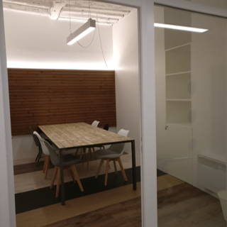 Bureau privé 15 m² 6 postes Coworking Rue du Cloître Saint-Merri Paris 75004 - photo 3